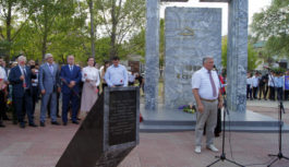 Вице-спикер Махмуд Махмудов почтил память погибших во время теракта в 1999 году в Буйнакске