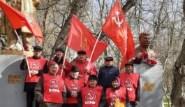 Вчера, 5 марта, коммунисты Ногайского района и города Дербент провели митинги посвящённые 69-й годовщине со дня смерти И.В. Сталина и возложили цветы к его памятнику.