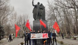 19 марта коммунисты города Махачкала провели автопробег и митинг, приуроченный Всероссийской акции КПРФ “За освобождение Украины от нацизма, фашизма и бендеровщины”, а также в поддержку нашей армии!