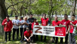 Сегодня ДРО КПРФ провели субботник в парке Ленинского комсомола.
