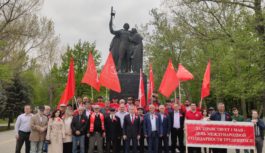 Сегодня, 1 мая коммунисты Дагестана провели праздничное мероприятие в честь Дня солидарности трудящихся.
