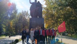 29 октября комсомольцы Республики Дагестан, в г. Махачкала провели возложение к памятнику Вечного Огня