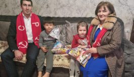 Коммунисты г. Каспийск посетили детей мобилизованных отцов и поздравили с наступающим Новым годом
