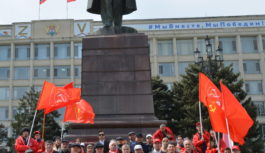 Коммунисты Махачкалы провели антифашистскую акцию и возложение к памятнику В.И.Ленина