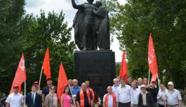 Коммунисты Махачкалы провели возложение, посвященное Дню памяти и скорби