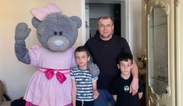 Депутаты-коммунисты города Каспийска поздравили детей