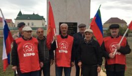 Дагогнинские коммунисты провели возложение цветов в честь 106 годовщины Великой Октябрьской революции