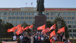 Дагестанские коммунисты провели шествие, посвященное празднику Международной солидарности трудящихся
