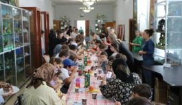Кизлярские коммунисты поздравили детей с Международным днем защиты детей